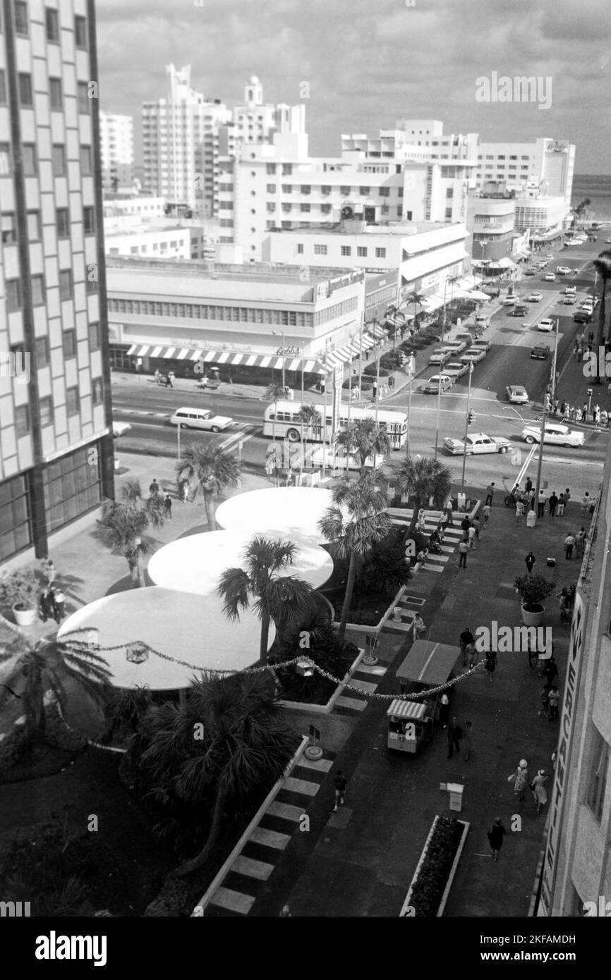 Blick auf Pavillons auf der Lincoln Road in Miami Beach, Florida, USA 1965. Blick auf Pavillons auf der Lincoln Road in Miami Beach, Florida, USA 1965. Stockfoto