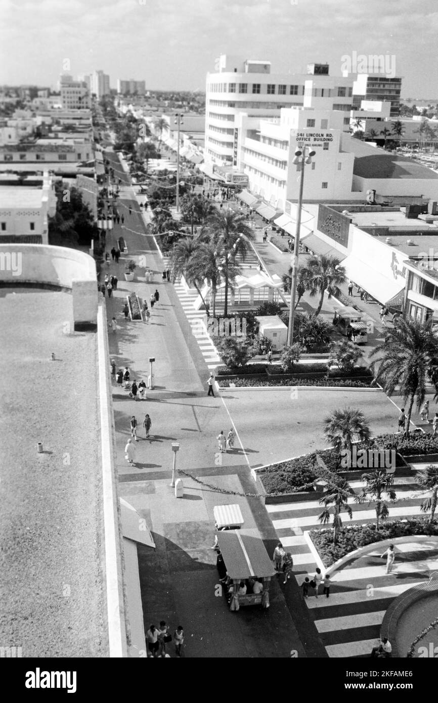 Blick auf die Lincoln Road in Miami Beach, Florida, USA 1965. Blick auf die Lincoln Road in Miami Beach, Florida, USA 1965. Stockfoto