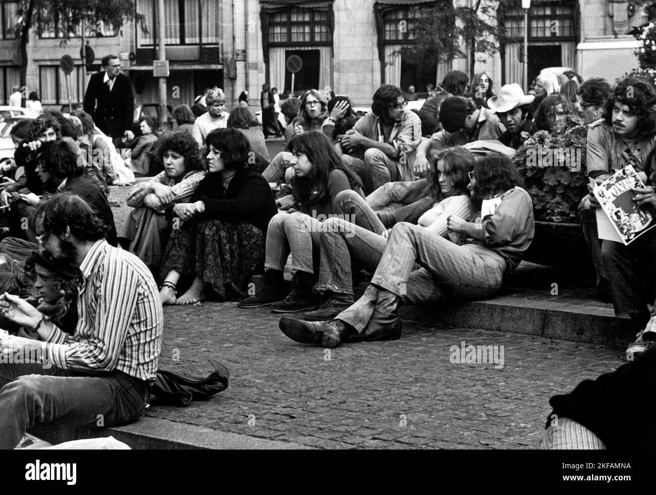 Der 'Dam' in Amsterdam, Treffpunkt der Hippies, Aufnahme Anfang 70er Jahre, Niederlande. Der 'Damm' in Amsterdam, Treffpunkt der Hippies, Foto Anfang 70s, Niederlande. Stockfoto