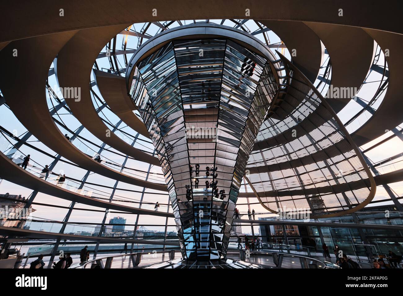 Berlin, Deutschland - 2022. September: Sonnenuntergang Blick auf den Innenraum der Reichstagskuppel. Die Kuppel, die von Norman Foster entworfen wurde, befindet sich auf dem Reichstagsgebäude. Stockfoto