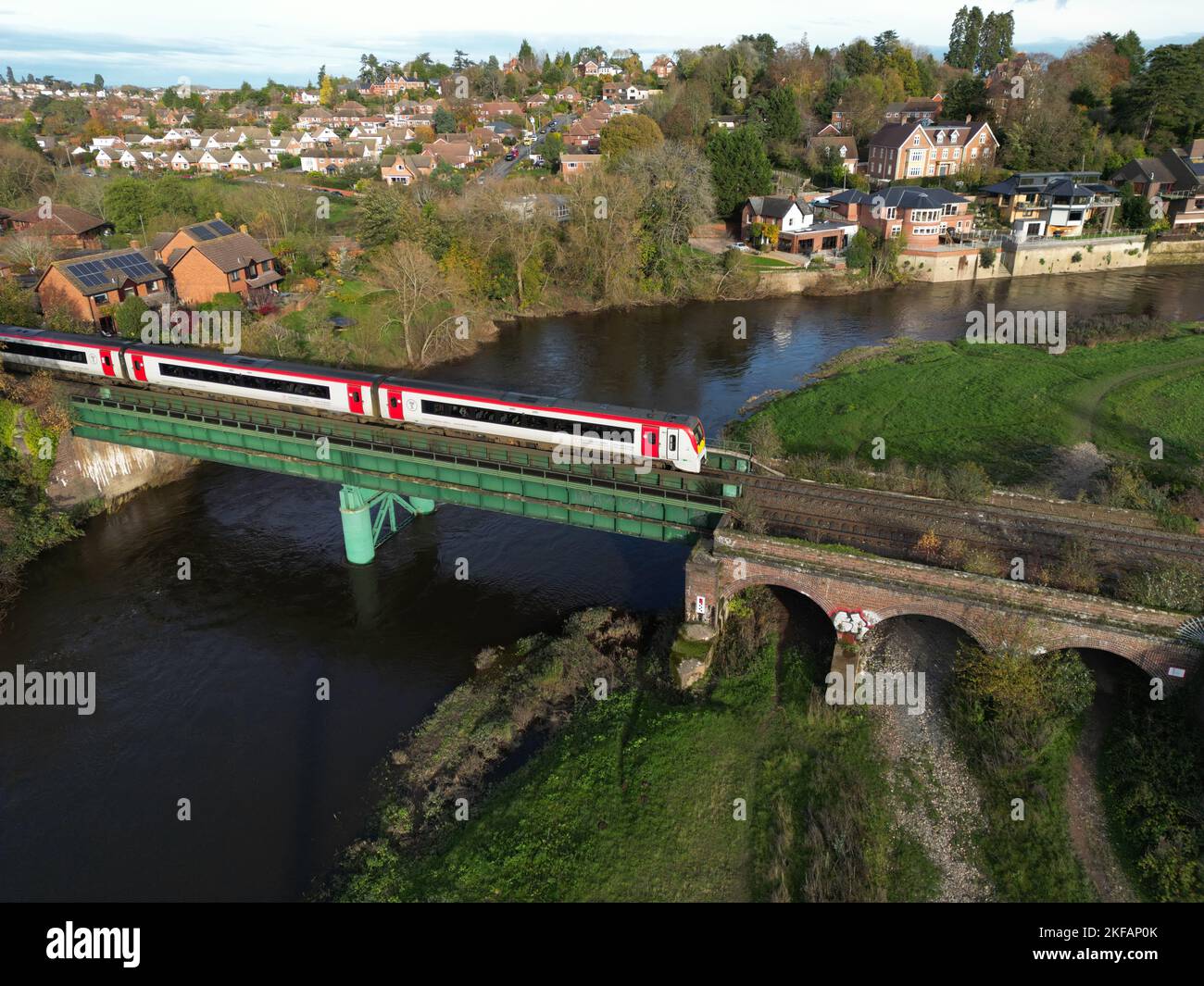 Hereford Herefordshire - Ein Zug des Typs Transport for Wales ( TFW ) überquert den Fluss Wye, der Hereford verlässt und nach Südwales fährt - November 2022 Stockfoto