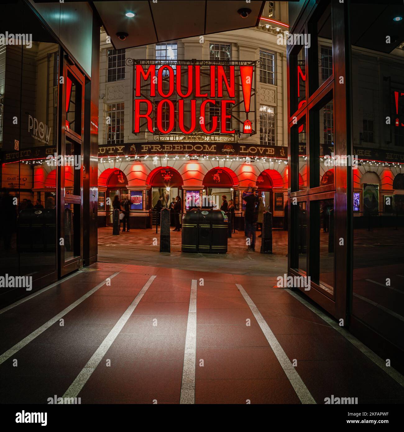 Ein großes Moulin Rouge! unterschreiben Sie am Piccadilly Theatre in London. Stockfoto