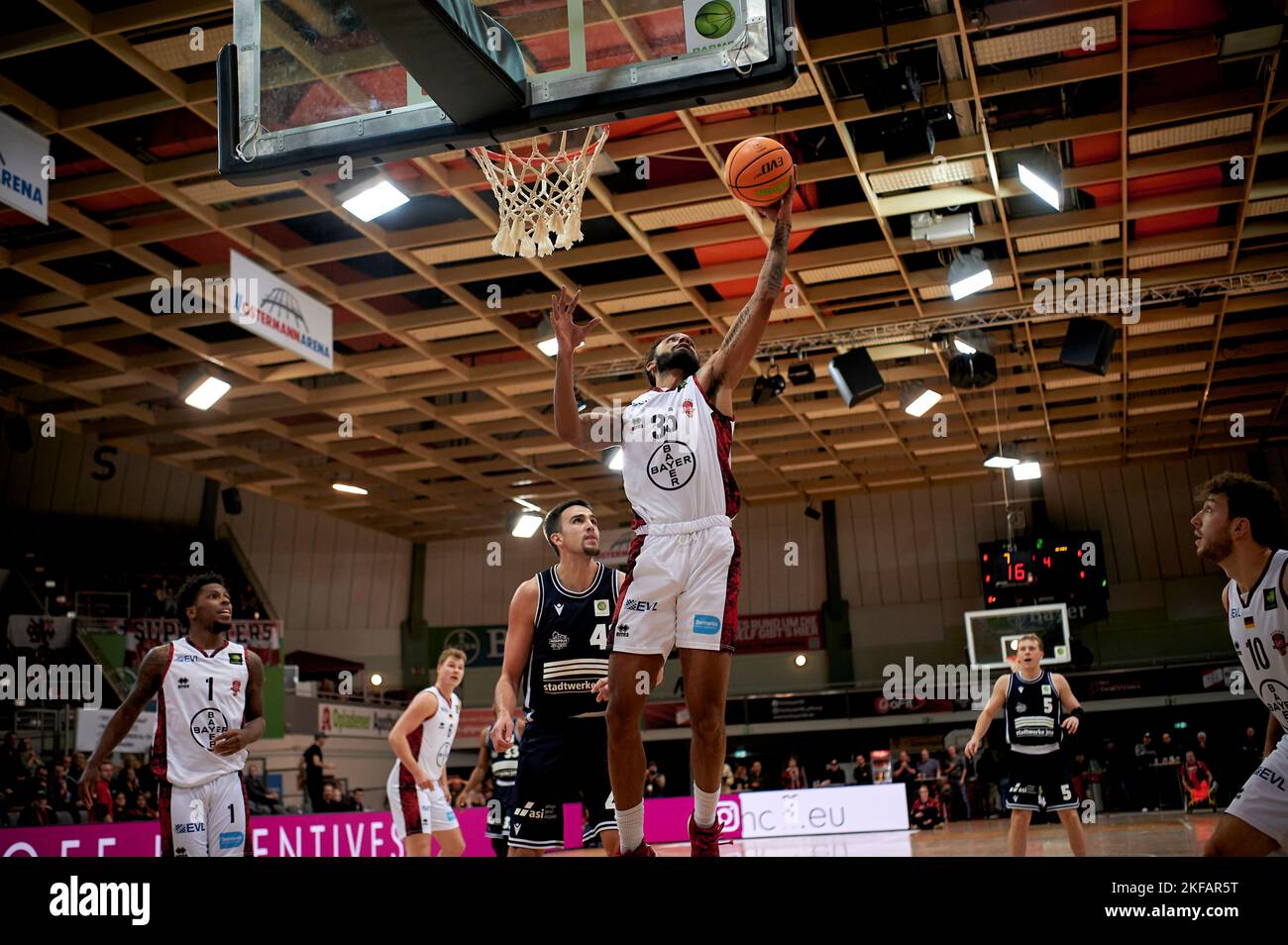 LEVERKUSEN, DEUTSCHLAND - NOWEMBER 16, 2022: BARMER 2. Basketball-Bundesliga. Basketballspiel Bayer Giants Leverkusen vs Medipolis SC Jena Stockfoto