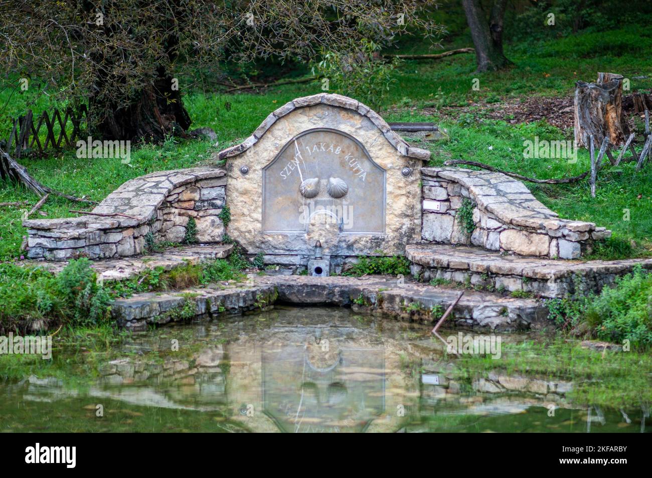 Die Jakobsquelle [ Szent Jakab ] in Vászóly [ Vszoly ], benannt nach dem schutzpatron des Dorfes Es liegt im Balaton-Hochland und fällt wi Stockfoto