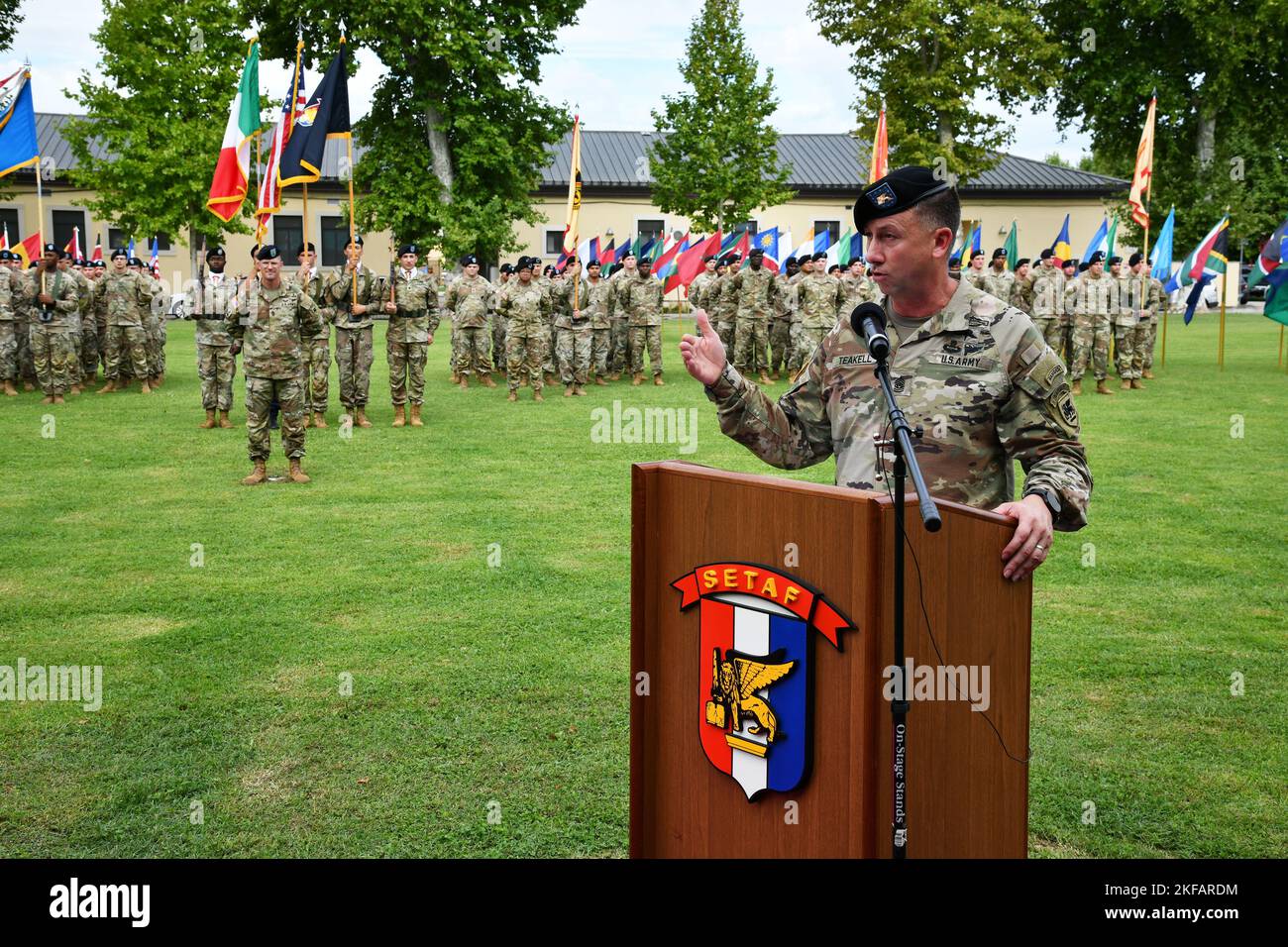 Kommandofeldwebel Major Reese W. Teakell, eingehender Kommandobefehl Sgt. Maj., spricht während der Zeremonie zur Änderung der Verantwortung der US-Armee in der Caserma Ederle in Vicenza, Italien, am 1. September 2022 an das Publikum. Stockfoto