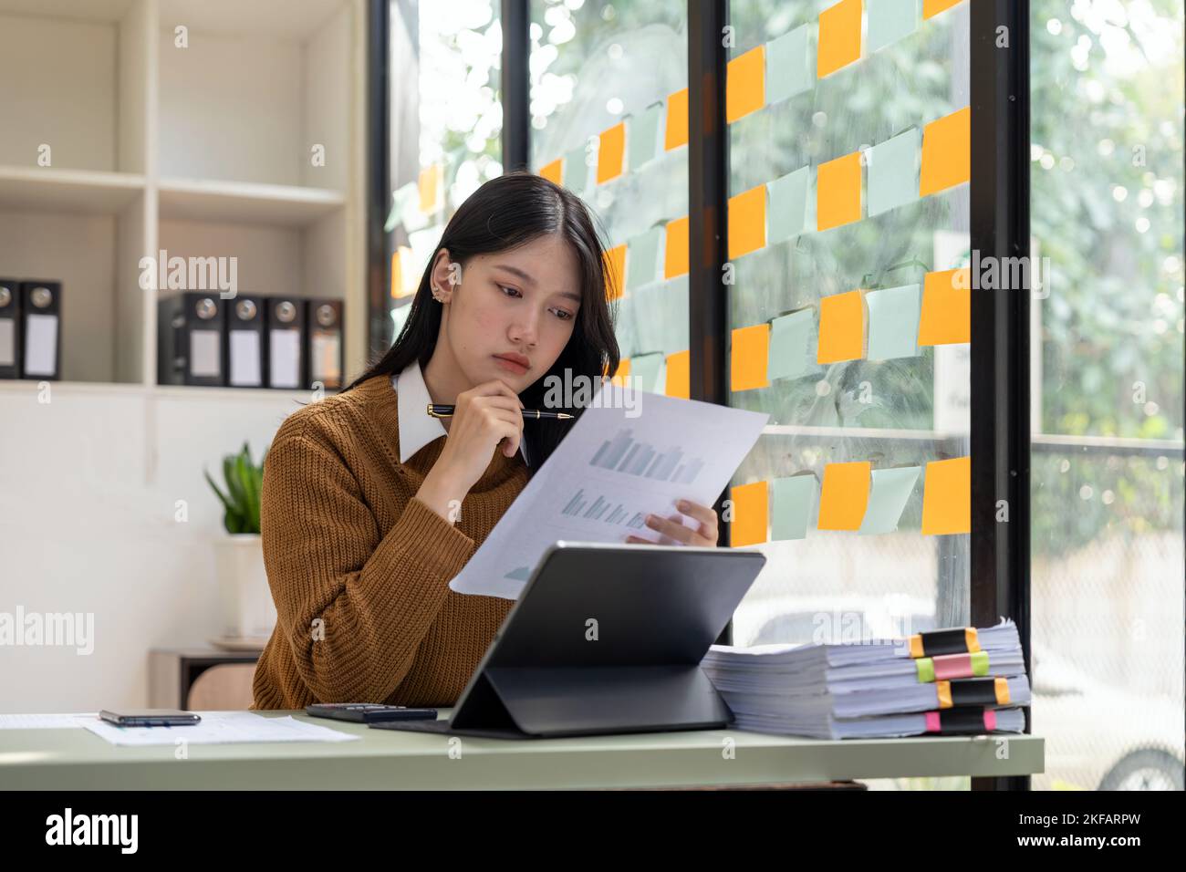 Asiatische junge Frau ernsthaft arbeiten an Computer-Laptop im Haus. Sie dachte, Lösung Problem der Arbeit zu finden Stockfoto