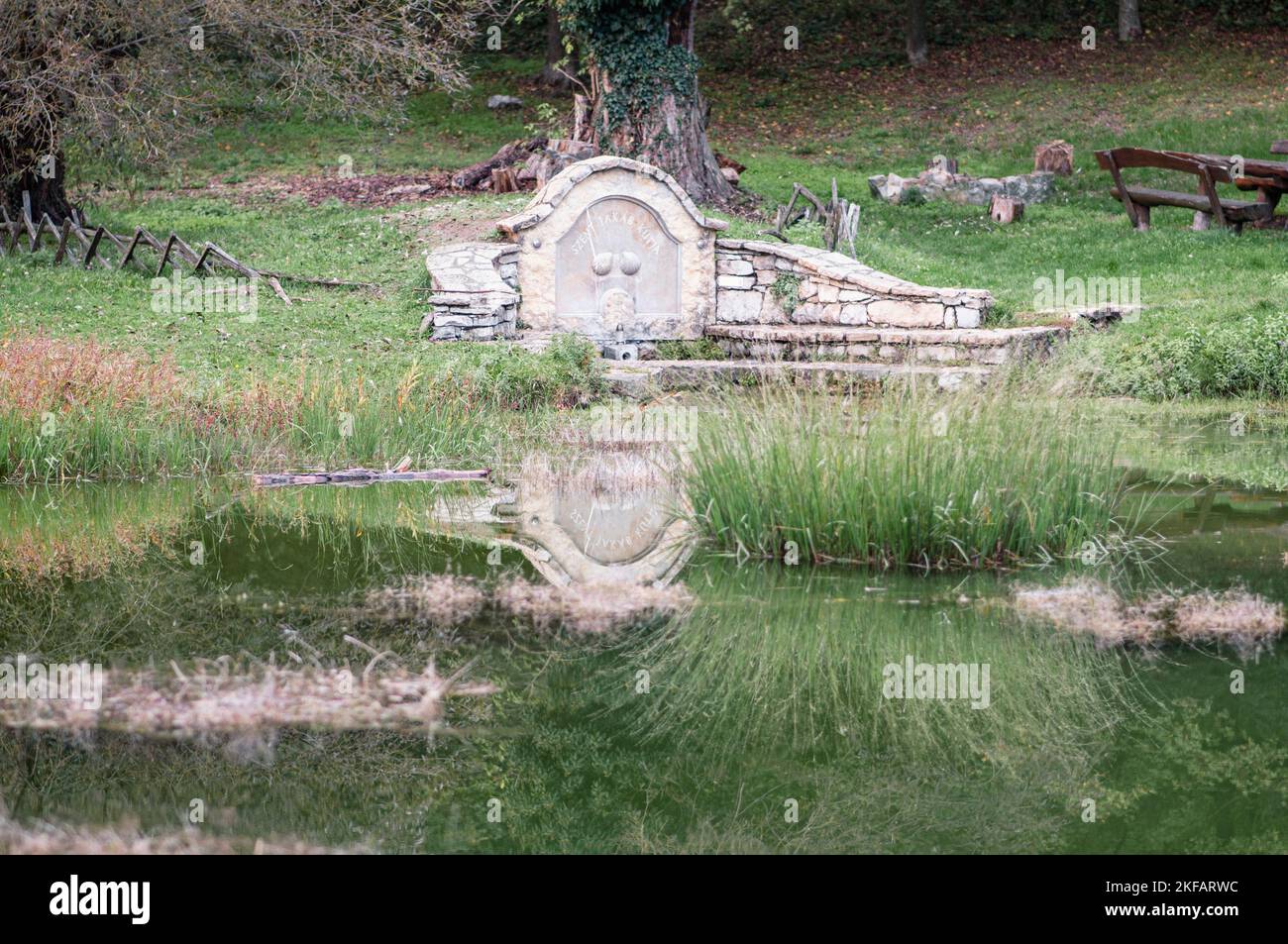 Die Jakobsquelle [ Szent Jakab ] in Vászóly [ Vszoly ], benannt nach dem schutzpatron des Dorfes Es liegt im Balaton-Hochland und fällt wi Stockfoto