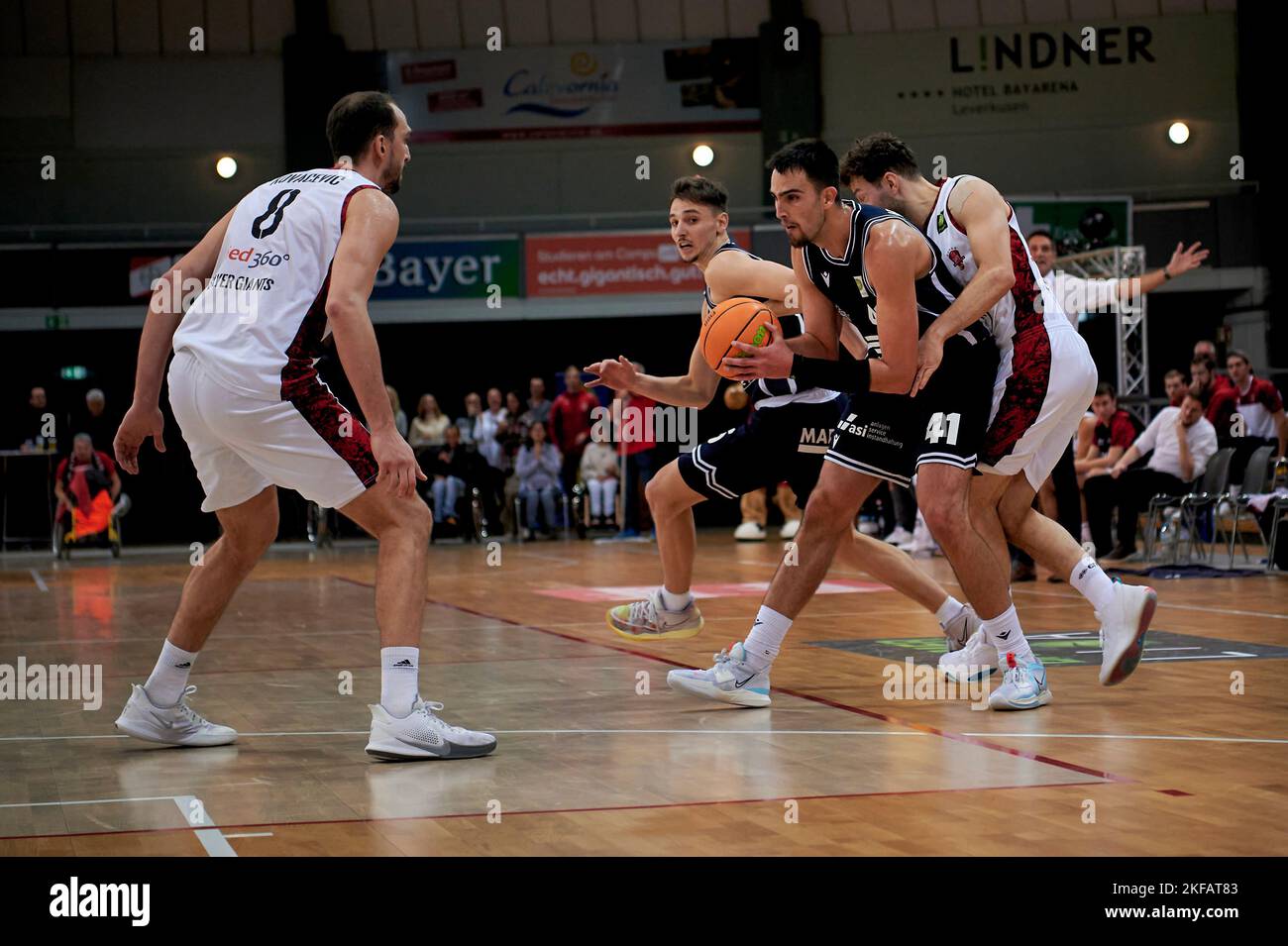 LEVERKUSEN, DEUTSCHLAND - NOWEMBER 16, 2022: BARMER 2. Basketball-Bundesliga. Basketballspiel Bayer Giants Leverkusen vs Medipolis SC Jena Stockfoto