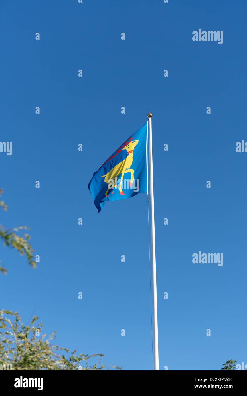 Eine senkrechte Aufnahme der Flagge von Oland mit niedrigem Winkel vor einem blauen Himmel Stockfoto