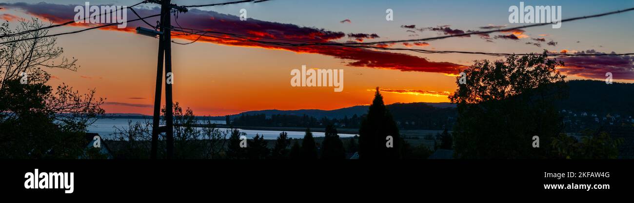 Sonnenuntergang über Badacsonytördemic [ Badacsonytordemic ] ist ein kleines Dorf im Komitat Veszprém, Ungarn. Zwischen dem Badacsony Hügel und dem Plattensee, t Stockfoto