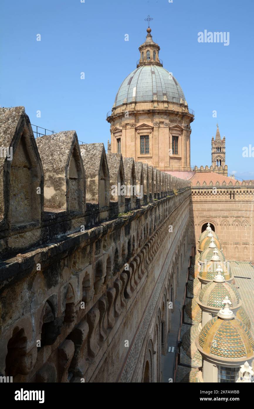 Die Kathedrale im normanischen arabischen Stil von Palermo ist der wichtigste Ort katholischer Gottesdienste in der Stadt Palermo und der Sitz des Erzbischofs der Metropole Stockfoto