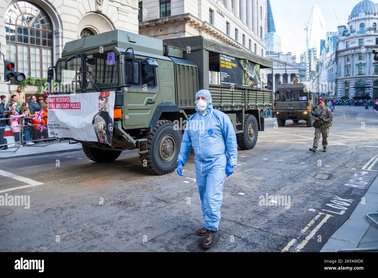 LKW der Militärpolizei bei der Lord Mayor's Show Parade in der City of London, Großbritannien. 3. Regiment Royal Military Police. Tatorte Overalls, Maske Stockfoto