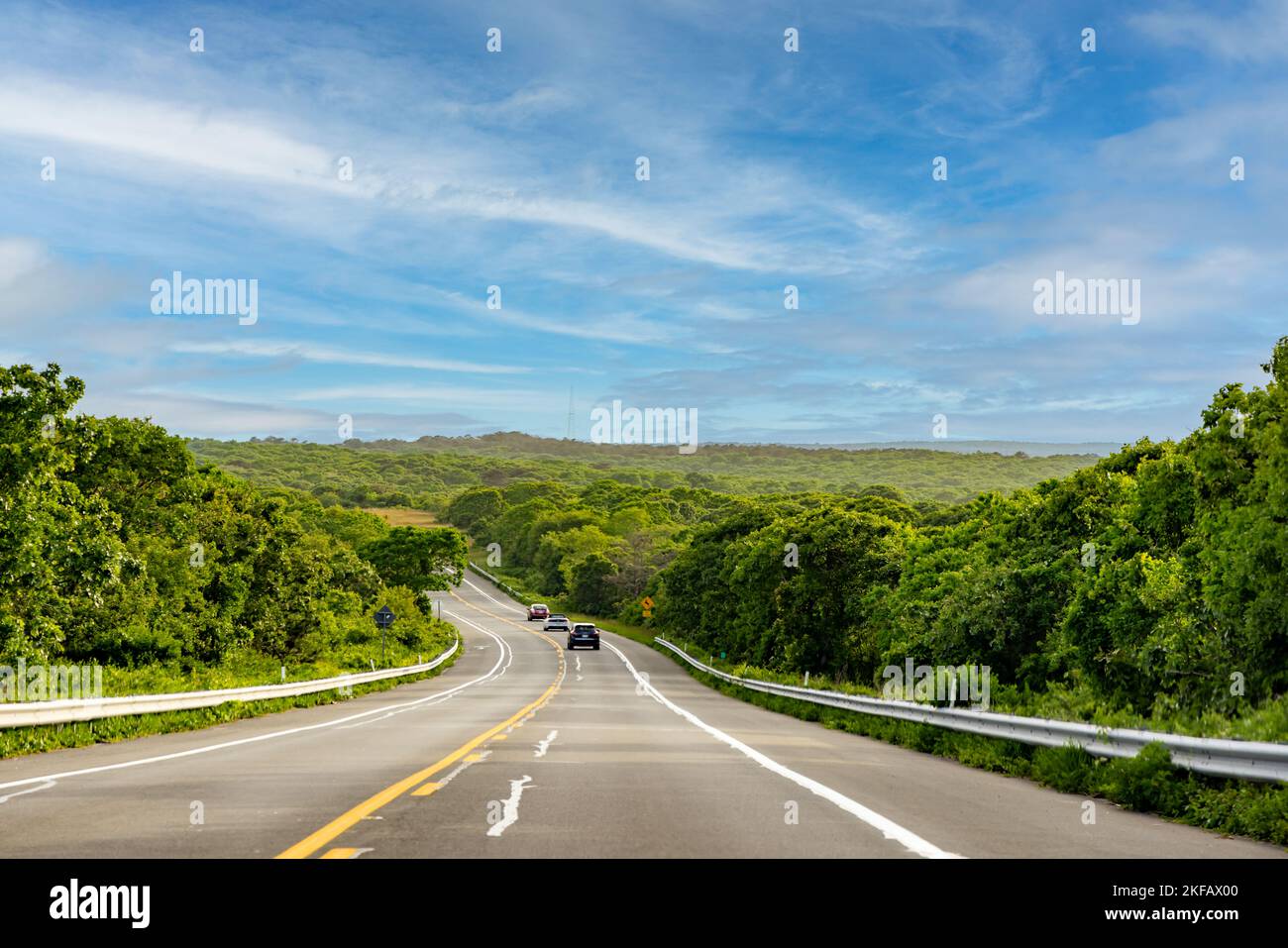 Fahrzeuge fahren auf dem Highway 27 in Richtung Westen in montauk, ny Stockfoto