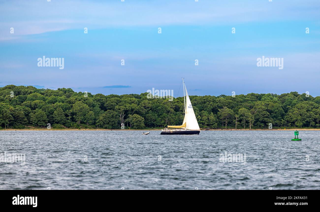 Ein Segelboot, das vor dem Ufer von Shelter Island, ny, segelt Stockfoto