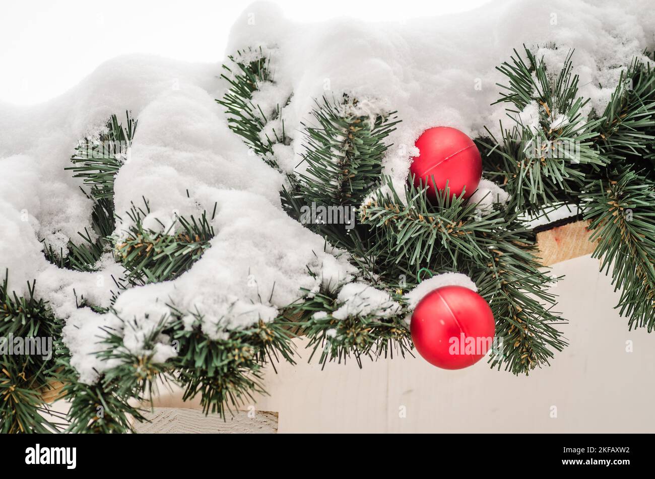 Traditionelle Neujahrsdekorationen für den Weihnachtsbaum. Platziert traditionelle Neujahrsdekorationen für den Weihnachtsbaum. Dekorative Weihnachtskugeln fo Stockfoto