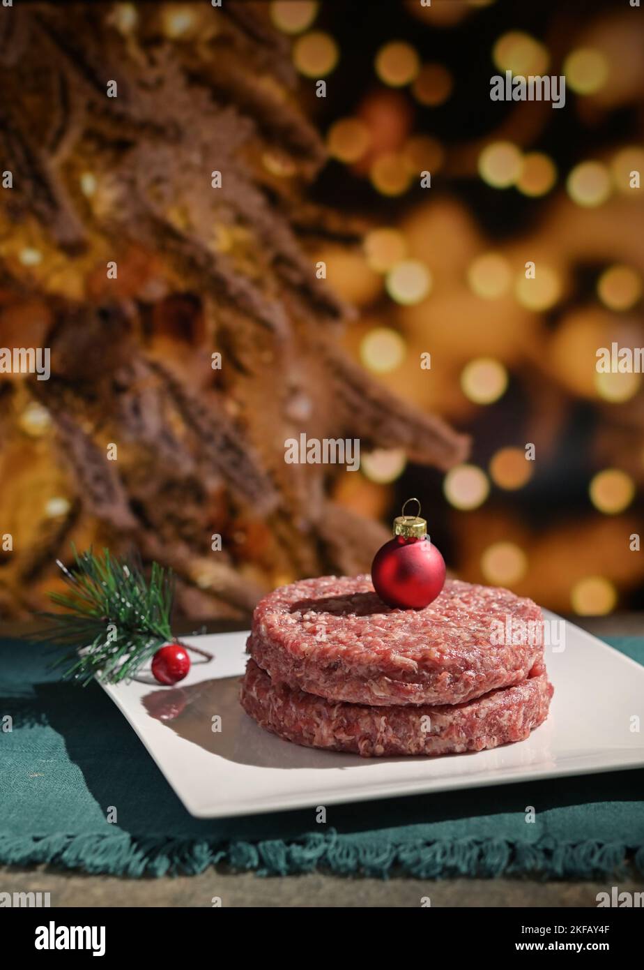 Abstrakt Rindfleisch Raw Hackfleisch hausgemachtes Fleisch mit Red Christmas Ball onTop Stockfoto