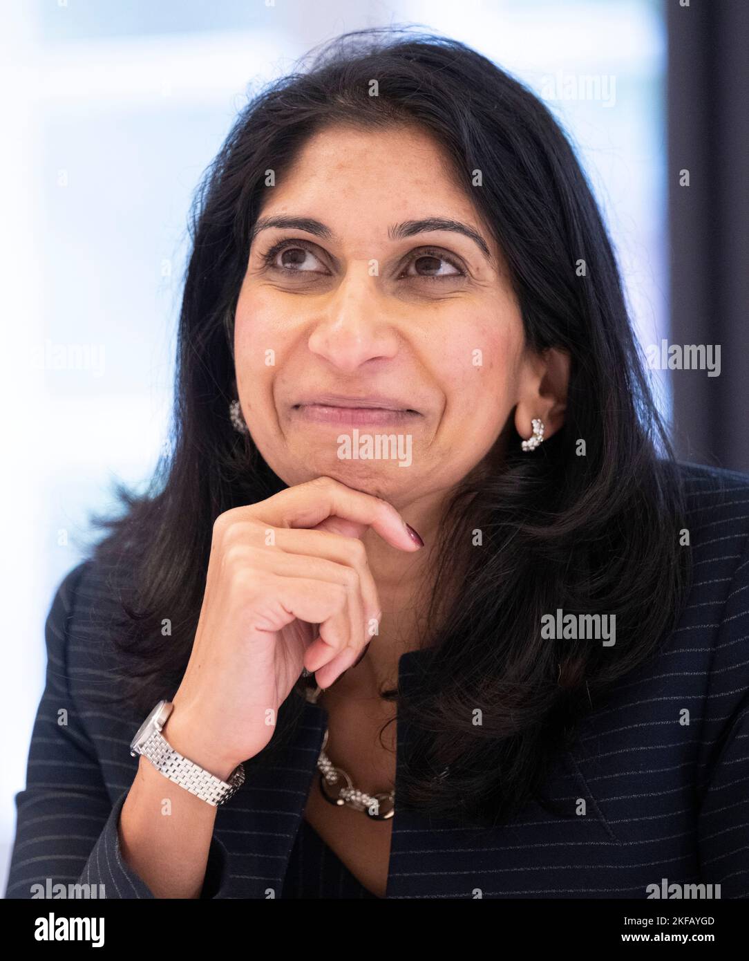 Eltville, Deutschland. 17.. November 2022. Suella Braverman, Innenministerin des Vereinigten Königreichs, sitzt während bilateraler Gespräche mit Bundesinnenministerin Faeser (SPD). Beim Treffen G7 in Eltville tauschen sich die Innenminister über die gemeinsamen Werte von Demokratie, Rechtsstaatlichkeit und Menschenrechten sowie sozialer Gerechtigkeit, Gleichheit und inklusive Digitalisierung aus. Quelle: Boris Roessler/dpa-Pool/dpa/Alamy Live News Stockfoto