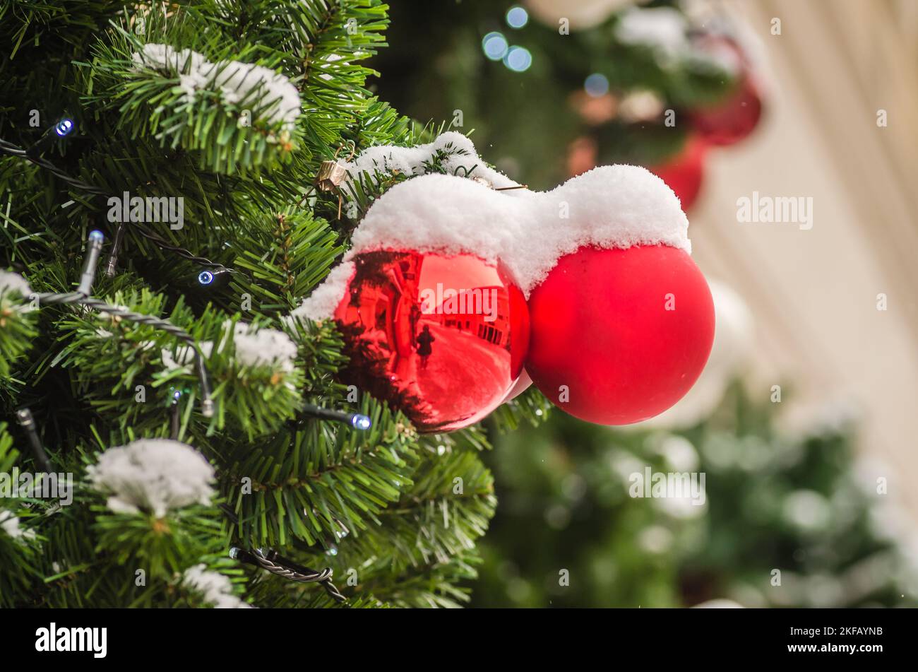 Traditionelle Neujahrsdekorationen für den Weihnachtsbaum. Platziert traditionelle Neujahrsdekorationen für den Weihnachtsbaum. Dekorative Weihnachtskugeln fo Stockfoto