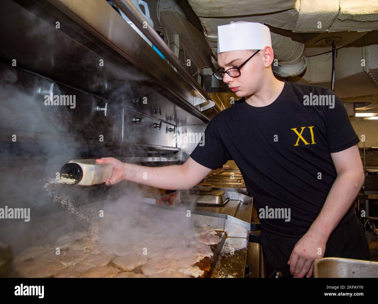 220901-N-TO573-1026 ATLANTIK (SEP. 1, 2022) der kulinarische Spezialist Seaman Ivan Walker aus Eugene, Oregon, saisonal auf dem Nimitz-Klasse-Flugzeugträger USS Harry S. Truman (CVN 75), 1. September 2022. Die Harry S. Truman Carrier Strike Group befindet sich im geplanten Einsatzgebiet der US Naval Forces Europe und wird von der Sechsten Flotte der USA eingesetzt, um die Interessen der USA, der Alliierten und der Partner zu verteidigen. Stockfoto