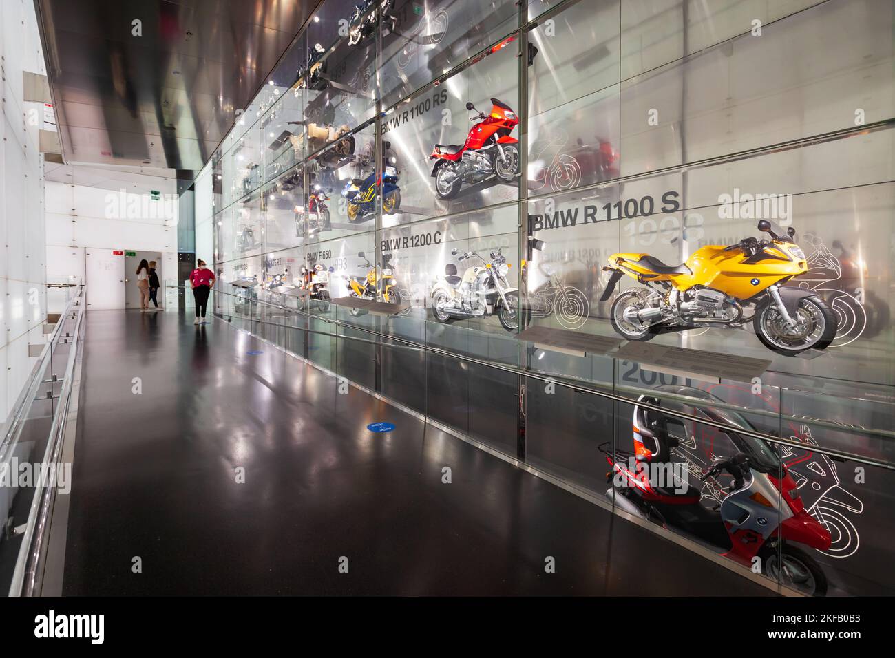 München, 08. Juli 2021: Vintage Retro-Motorräder im BMW Museum. Es ist ein Automobilmuseum der BMW-Geschichte, das sich in der Nähe des Olympiaparks in Mun befindet Stockfoto