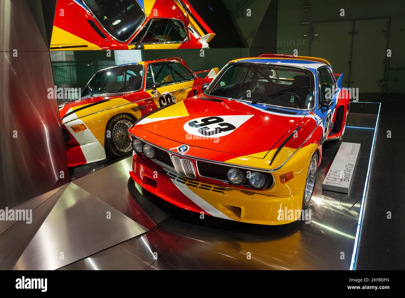 München, 08. Juli 2021: 1975 BMW 3,0 CSL Art Car im BMW Automobilmuseum in der Nähe des Olympiaparks in München Stockfoto