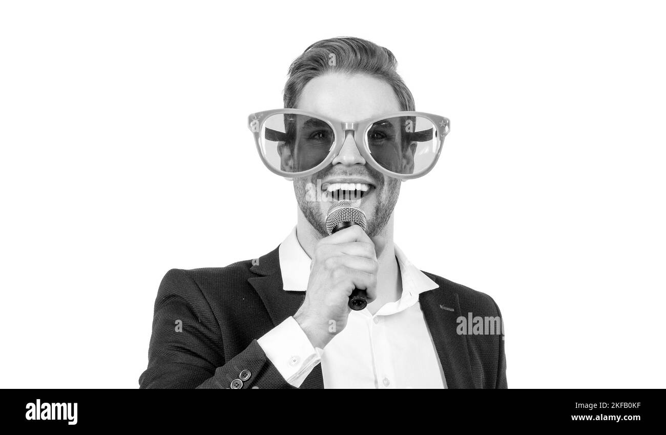 Porträt eines glücklichen Mannes in formalwear und lustige Brillen singen Lied an Mikrofon, singen Stockfoto