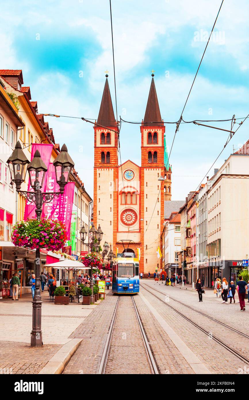 Würzburg, Deutschland - 11. Juli 2021: Straßenbahn in der Nähe des Würzburger Doms in der Würzburger Altstadt in Bayern, Deutschland Stockfoto