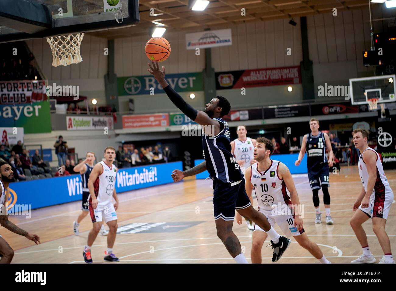 LEVERKUSEN, DEUTSCHLAND - NOWEMBER 16, 2022: BARMER 2. Basketball-Bundesliga. Basketballspiel Bayer Giants Leverkusen vs Medipolis SC Jena Stockfoto