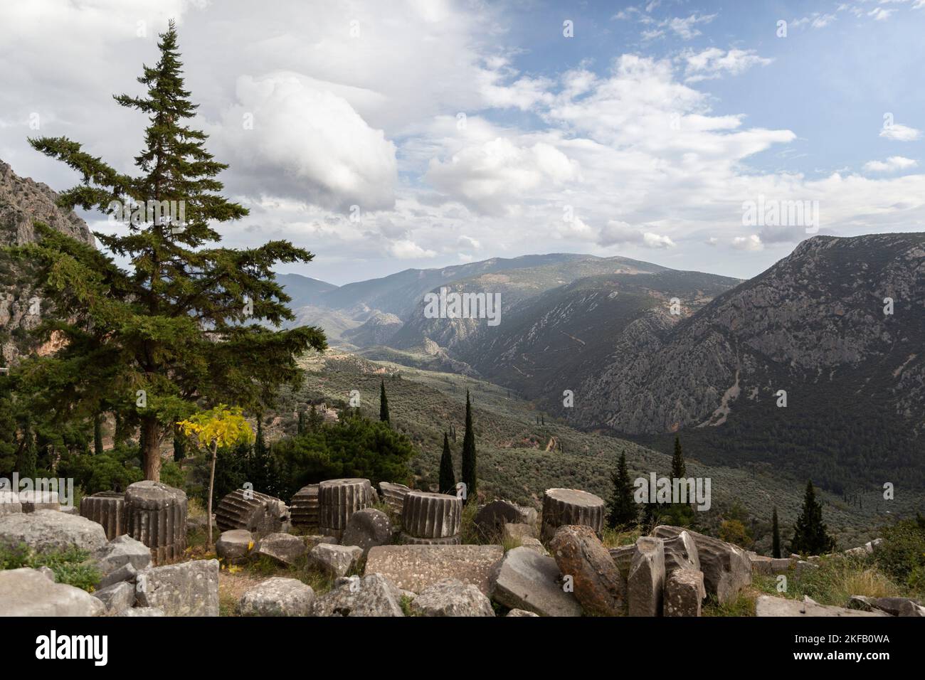 Delphi, Griechenland. 17.. November 2022. Teile der archäologischen Stätte von Delphi, die zum UNESCO-Weltkulturerbe gehört. Auf einer Konferenz anlässlich des 50.. Jahrestages der UNESCO-Welterbekonvention haben Experten in Delphi, Griechenland, die Auswirkungen des Klimawandels auf schutzwürdige Stätten untersucht. Kredit: Socrates Baltagiannis/dpa/Alamy Live Nachrichten Stockfoto