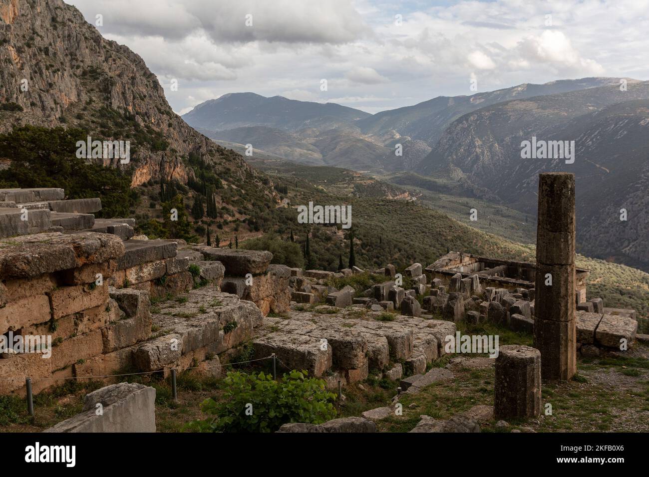 Delphi, Griechenland. 17.. November 2022. Teile der archäologischen Stätte von Delphi, die zum UNESCO-Weltkulturerbe gehört. Auf einer Konferenz anlässlich des 50.. Jahrestages der UNESCO-Welterbekonvention haben Experten in Delphi, Griechenland, die Auswirkungen des Klimawandels auf schutzwürdige Stätten untersucht. Kredit: Socrates Baltagiannis/dpa/Alamy Live Nachrichten Stockfoto