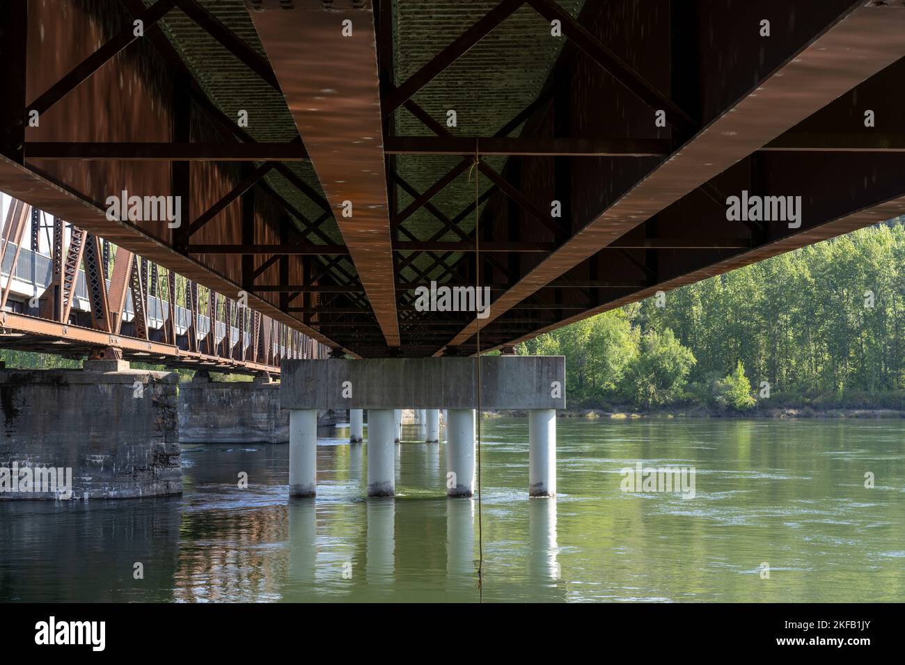 Die ehemalige Eisenbahnbrücke über den Clark Fork River in Bonner County, Idaho, wurde 1920 vor über einem Jahrhundert erbaut und ist 996 Meter lang, eine technische Meisterleistung. Stockfoto