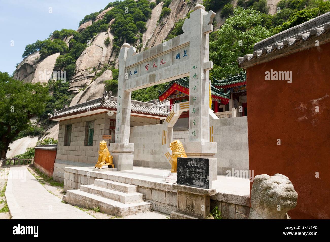 Tempelgebäude, das bei einem Spaziergang in Richtung des Westgipfels des Huashan Berges / Mount Hua / Mt Hua nahe Huayin, Weinan, China, 714299 zu sehen ist. VR CHINA. (125) Stockfoto