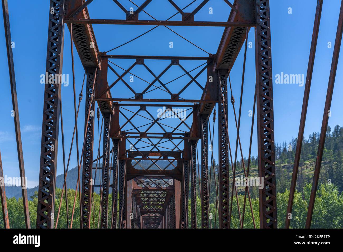 Die ehemalige Eisenbahnbrücke über den Clark Fork River in Bonner County, Idaho, wurde 1920 vor über einem Jahrhundert erbaut und ist 996 Meter lang, eine technische Meisterleistung. Stockfoto