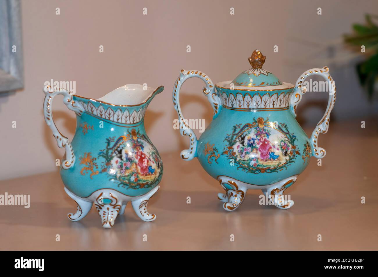 Antikes, handbemalte Porzellan-Teeservice-Set Stockfoto