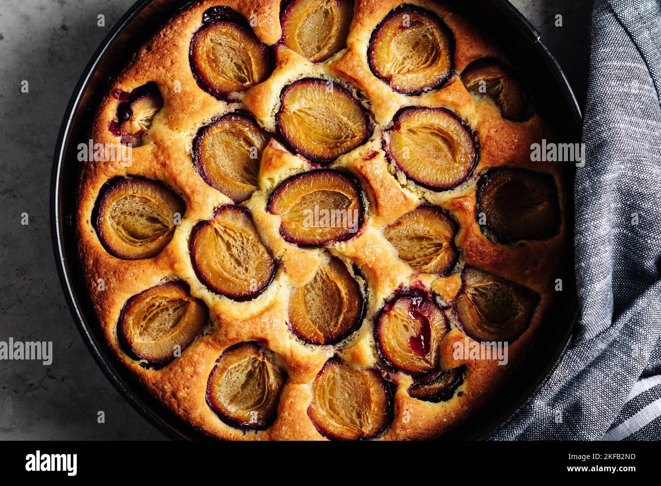 Hausgemachte Pflaumenkuchen. Original Purple Plum Torte. Stockfoto