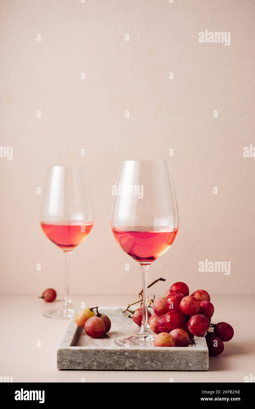 Zwei Gläser Roséwein und ein paar rote Trauben. Stockfoto