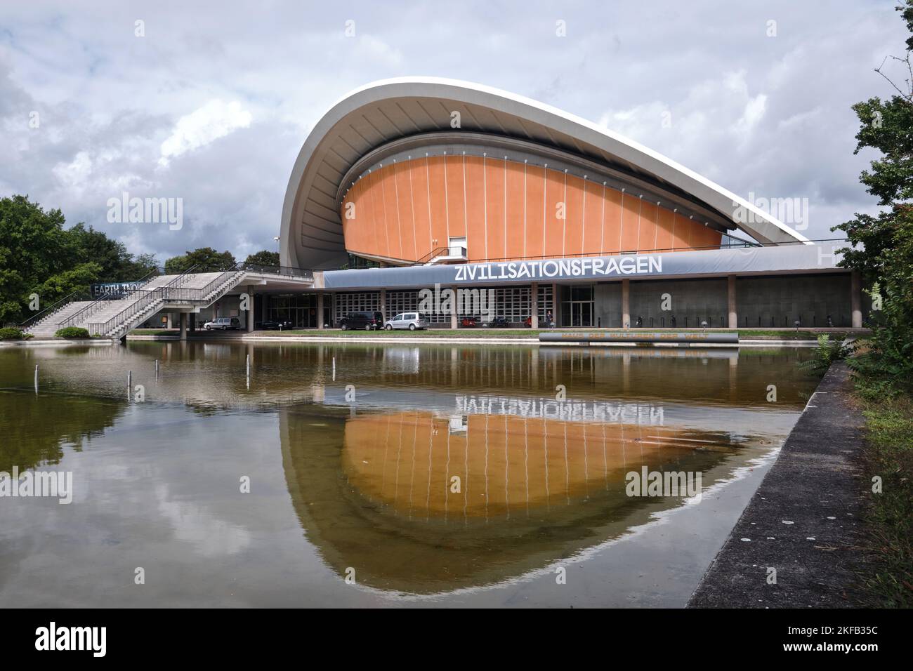 Berlin, Deutschland - 2022. September: Das Haus der Kulturen der Welt. Es ist ein Zentrum der internationalen zeitgenössischen Kunst Stockfoto Berlin, Deutschland - 2022. September: Das Haus der Kulturen der Welt. Es ist ein Zentrum der internationalen zeitgenössischen Kunst Stockfoto
