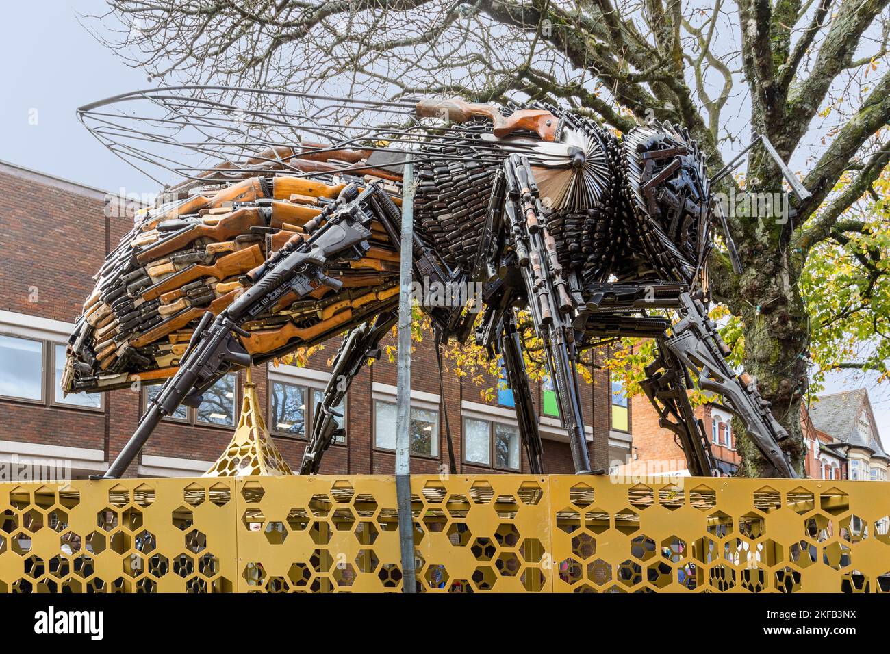 Eine riesige Biene, die aus Messern und Gewehren hergestellt wurde, die beschlagnahmt oder der Polizei im Raum Manchester übergeben wurden. Ausgestellt im Stadtzentrum von Redditch. Stockfoto