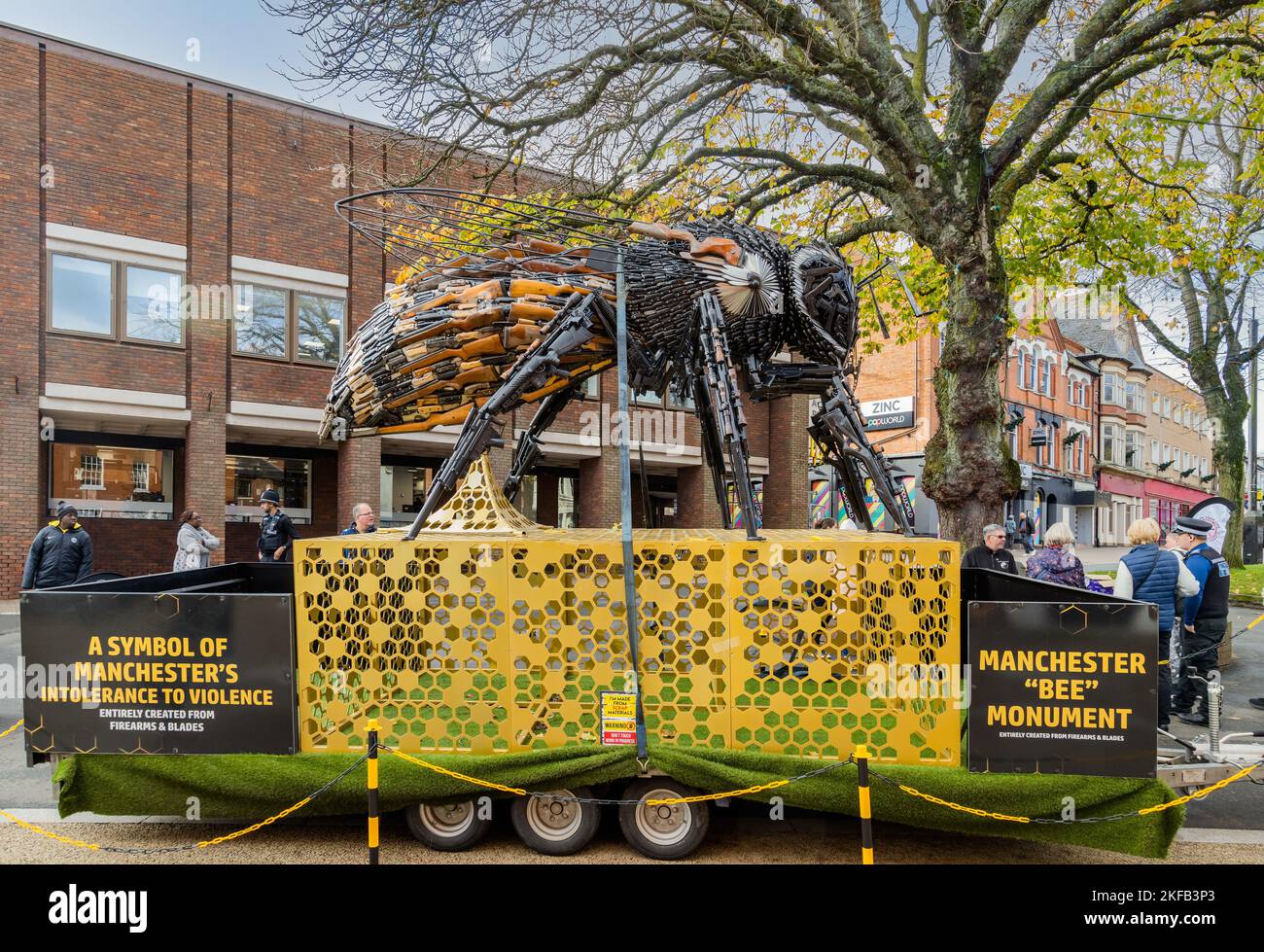 Eine riesige Biene, die aus Messern und Gewehren hergestellt wurde, die beschlagnahmt oder der Polizei im Raum Manchester übergeben wurden. Ausgestellt im Stadtzentrum von Redditch. Stockfoto
