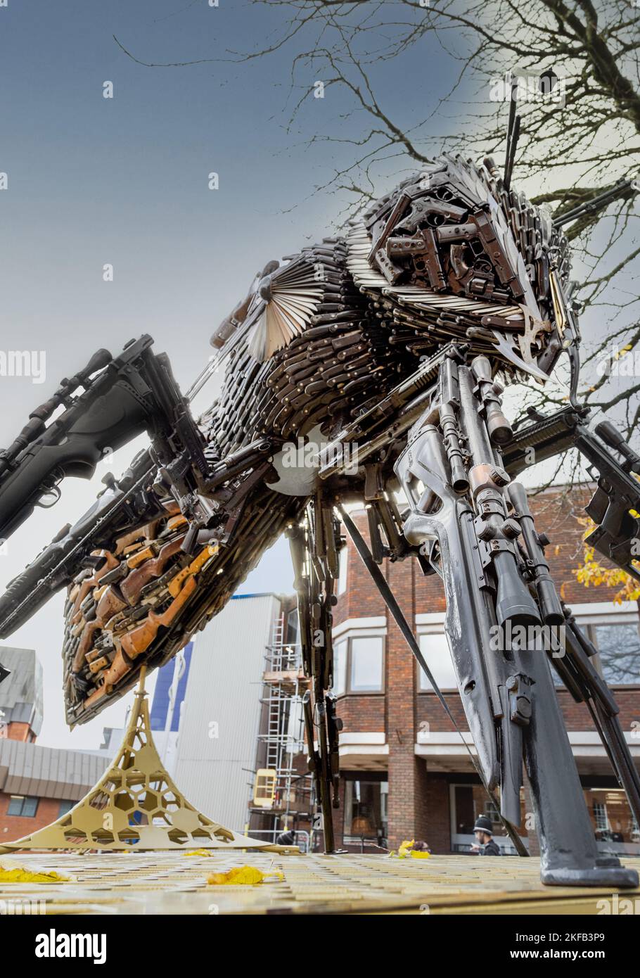 Eine riesige Biene, die aus Messern und Gewehren hergestellt wurde, die beschlagnahmt oder der Polizei im Raum Manchester übergeben wurden. Ausgestellt im Stadtzentrum von Redditch. Stockfoto