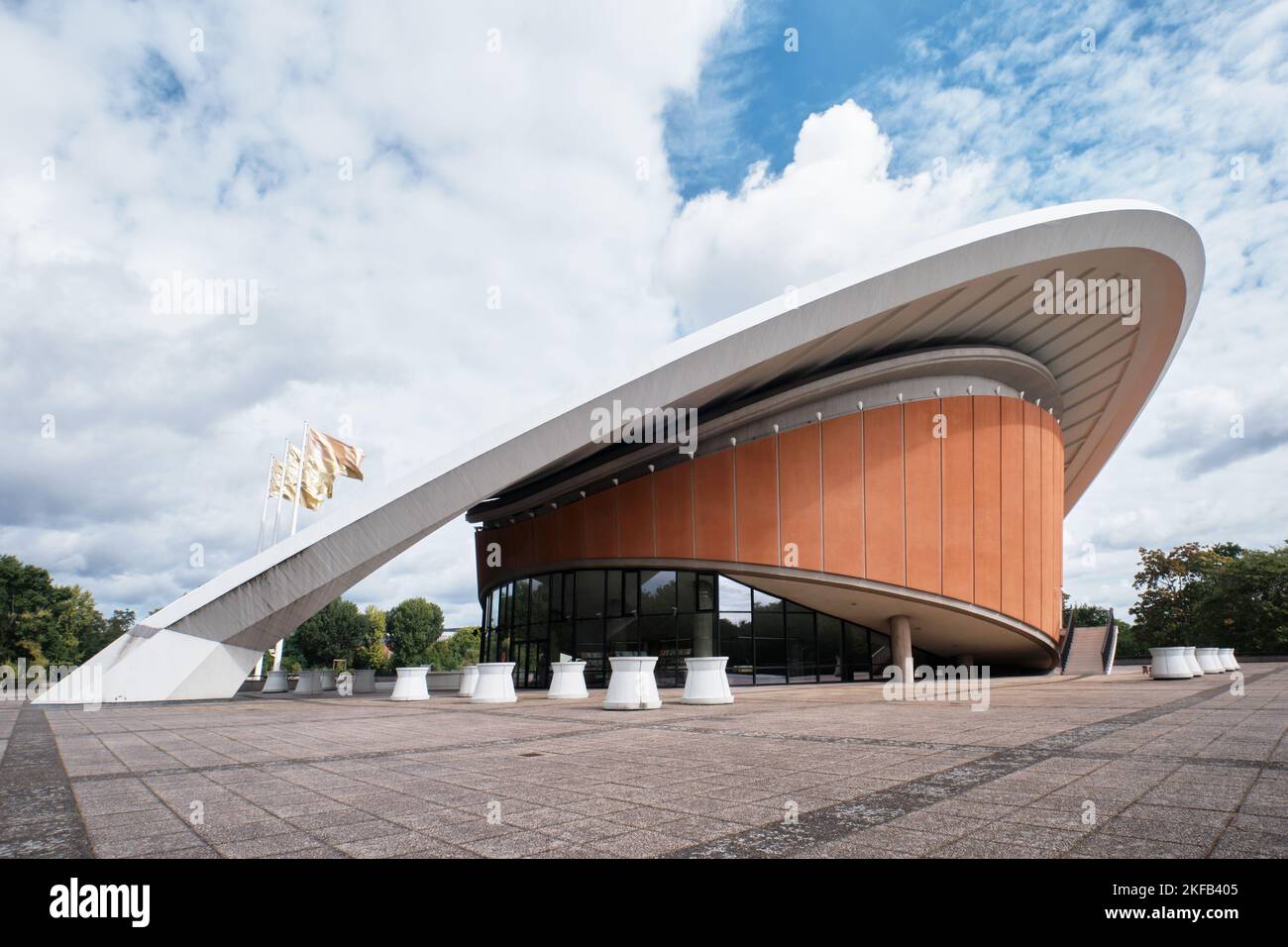 Berlin, Deutschland - 2022. September: Das Haus der Kulturen der Welt. Es ist ein Zentrum der internationalen zeitgenössischen Kunst Stockfoto Berlin, Deutschland - 2022. September: Das Haus der Kulturen der Welt. Es ist ein Zentrum der internationalen zeitgenössischen Kunst Stockfoto