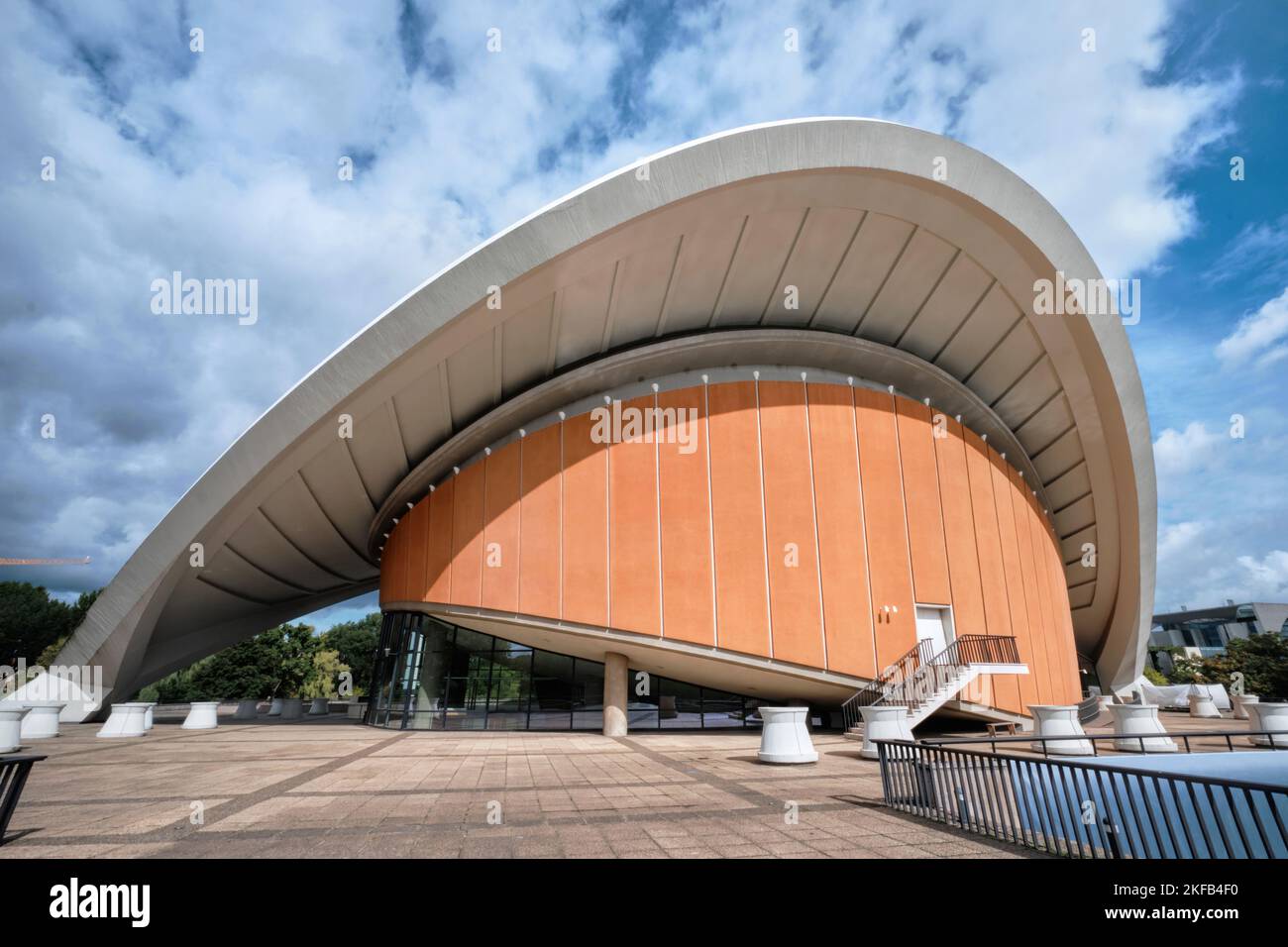 Berlin, Deutschland - 2022. September: Das Haus der Kulturen der Welt. Es ist ein Zentrum der internationalen zeitgenössischen Kunst Stockfoto Berlin, Deutschland - 2022. September: Das Haus der Kulturen der Welt. Es ist ein Zentrum der internationalen zeitgenössischen Kunst Stockfoto