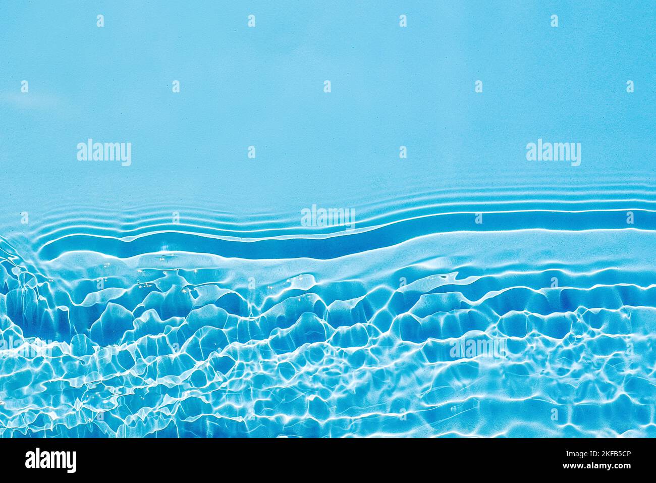 Abstrakter Hintergrund aus Wasserblau mit Wellen und Wellen im Sonnenlicht Abstrakter Hintergrund aus Natur und Meeresbrandung Stockfoto