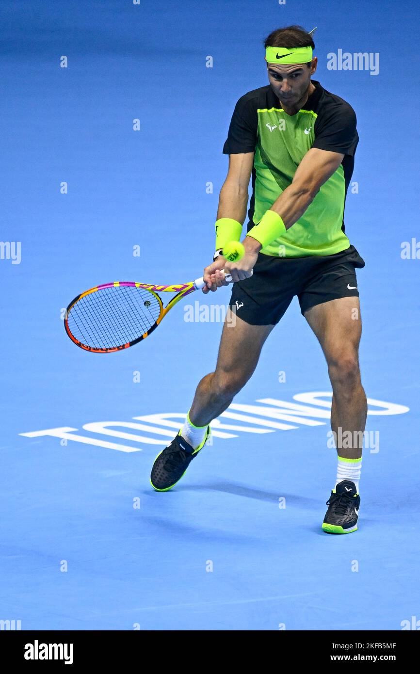 Turin, Italien. 17. November 2022. Rafael Nadal aus Spanien spielt während seines Round-Robin-Spiels gegen Casper Ruud aus Norwegen am fünften Tag des Nitto ATP Finals einen Rückhand-Schuss. Rafael Nadal gewann das Spiel 7-5, 7-5. Kredit: Nicolò Campo/Alamy Live Nachrichten Stockfoto