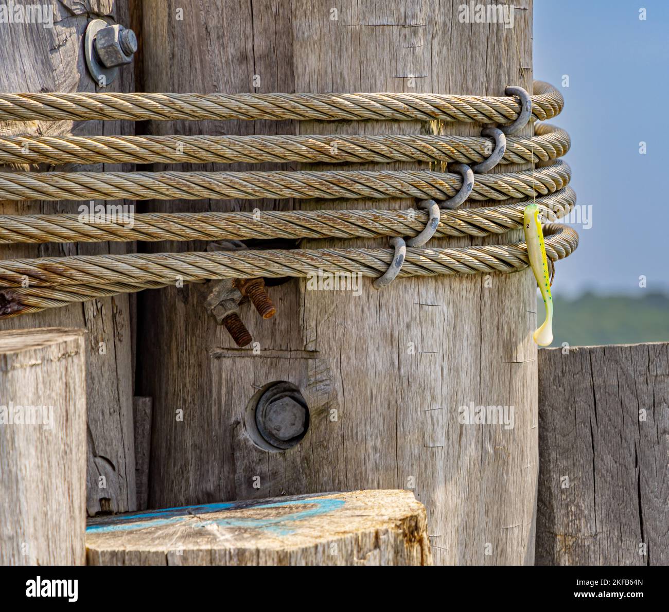 Angeln Köder auf einem Holzstapeln gefangen Stockfoto