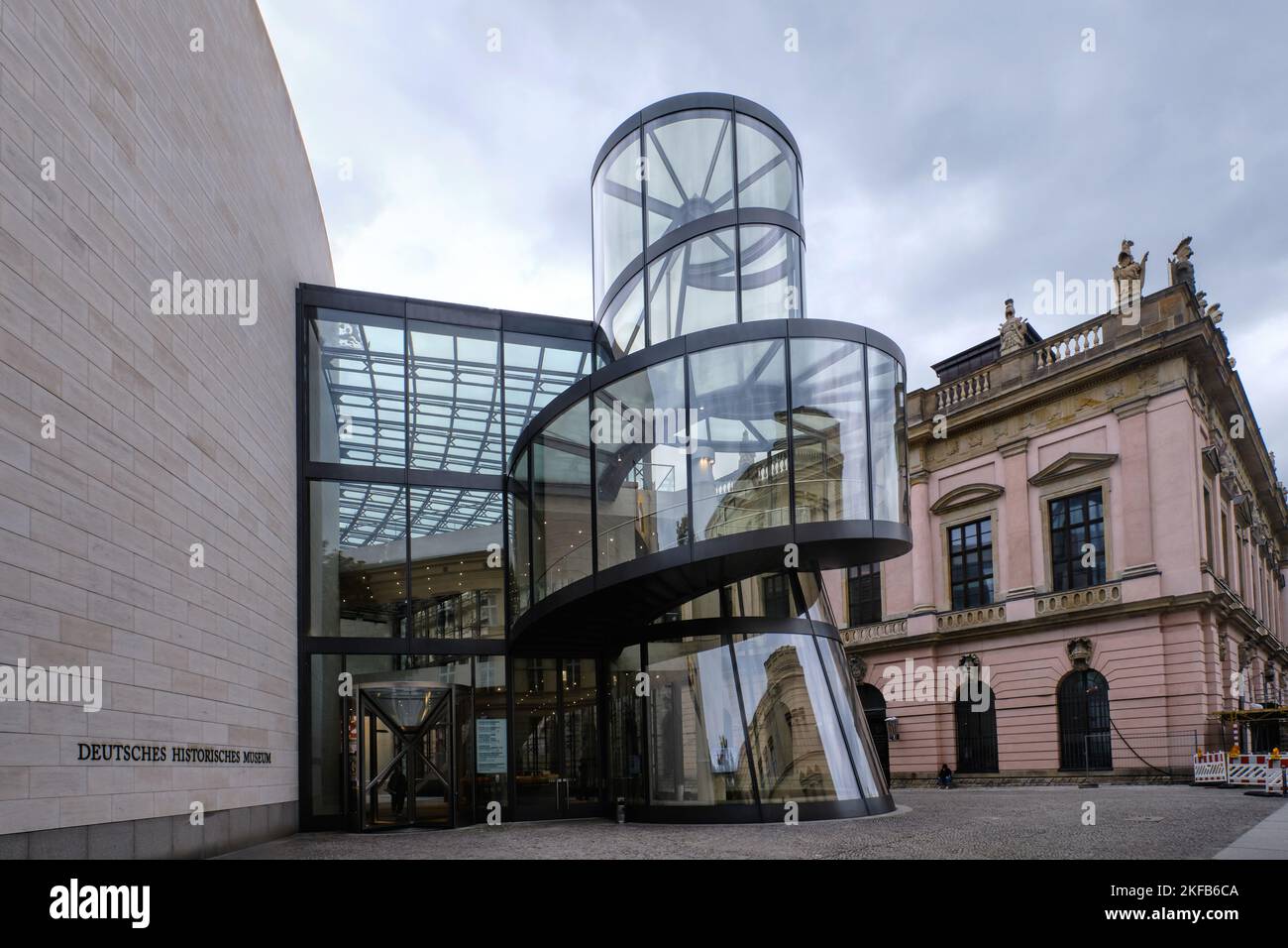 Berlin, Deutschland - September 2022: Zeughaus-Flügelerweiterung des Deutschen Historischen Museums - Deutsches Historisches Museum, entworfen von I. M. Pei Stockfoto