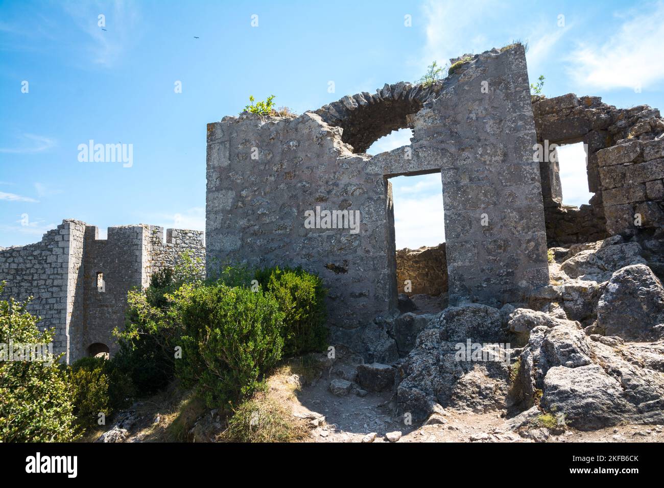 Duilhac-sous-Peyrepertuse,Frankreich-august 16,2016:Blick auf das Katharerschloss von Pyrepertuse an einem sonnigen Tag Stockfoto