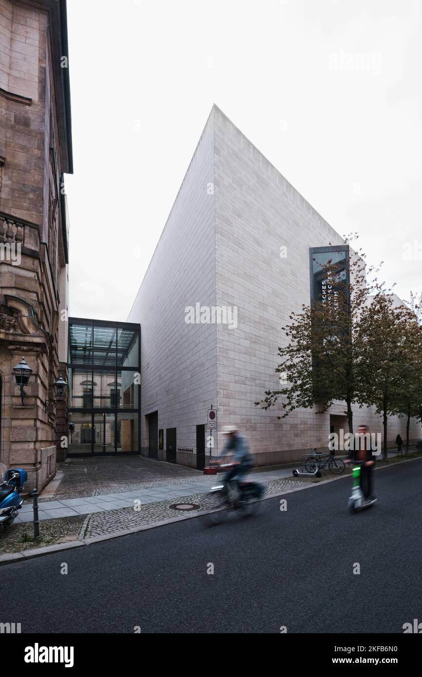 Berlin, Deutschland - September 2022: Zeughaus-Flügelerweiterung des Deutschen Historischen Museums - Deutsches Historisches Museum, entworfen von I. M. Pei Stockfoto