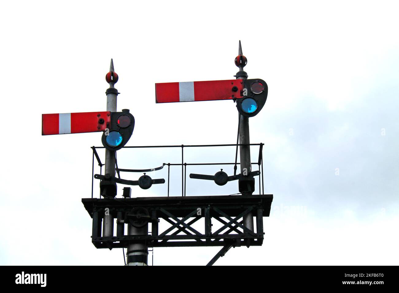 Eine Reihe von Vintage Mechanical Railway Train Signals. Stockfoto