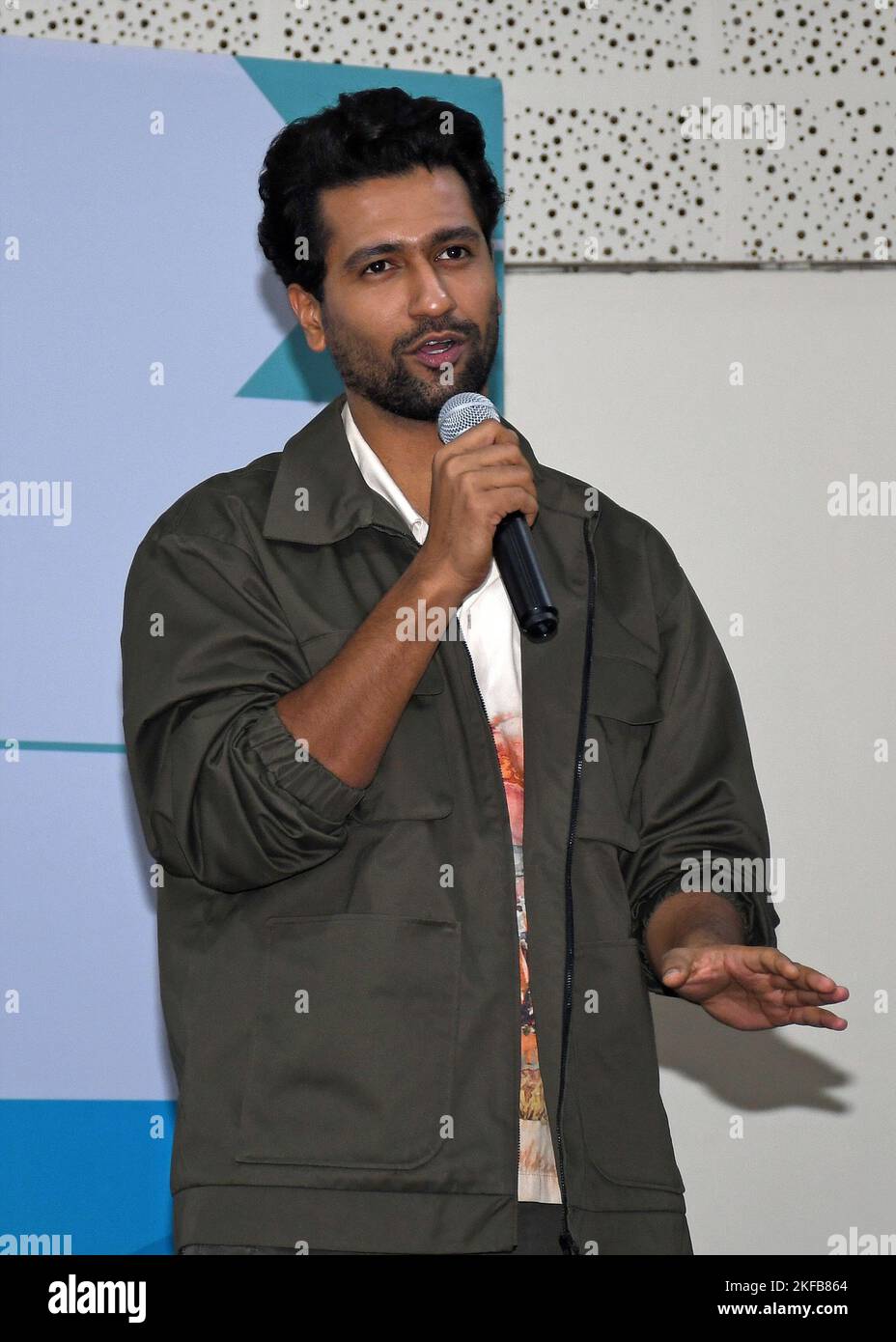 Mumbai, Indien. 17.. November 2022. Bollywood-Schauspieler Vicky Kaushal spricht während der Einführung der Initiative zur Sensibilisierung der Männergesundheit im Nanavati Max Super Specialty Hospital in Mumbai. Die erste seiner Art ästhetische Klinik für Männer eröffnet, um ganzheitliche Haut-und Haarpflege-Regime für Männer zu erleichtern und sie zu ermutigen, routinemäßige Gesundheits-Check-ups zu verfolgen und über ihren Gesundheitszustand auf dem Laufenden zu bleiben. Kredit: SOPA Images Limited/Alamy Live Nachrichten Stockfoto